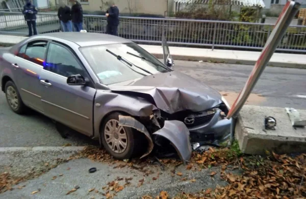 

Mazda 6, v kateri se je peljalo pet mladih,  se je  zarila v vogal betonskega podpornega zidu.