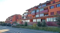 Koprska občina ima prek  stanovanjskega sklada v lasti  štirisobno 
protokolarno stanovanje  v soseski Semedelski razgledi.