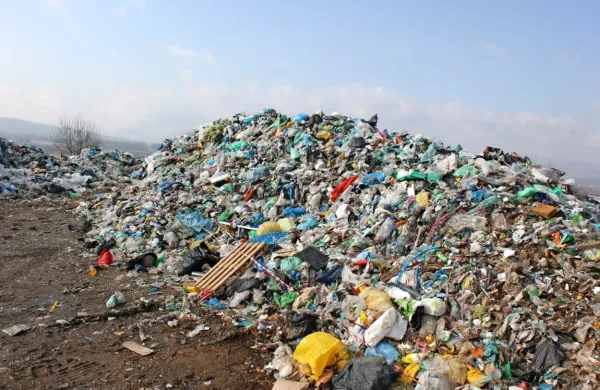 Občina Postojna in Pivka z zapiralnimi deli ne moreta pričeti, saj 
izvedbo del onemogoča na  odlagališču začasno skladiščena 
mešana odpadna embalaža (na fotografiji).