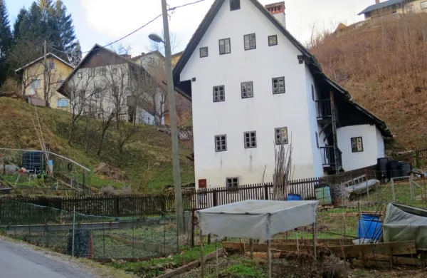 V Idriji na oživitev in uresničitev čaka množica objektov dediščine in idej. Mladi bodo poleti končno oživili značilno rudarsko hišo.
