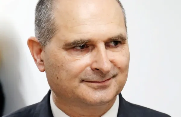 V. d. direktorja šempterske bolnišnice pravi, da se ne sprašuje,  
kako se kdo  počuti, ampak sledi zavezi poslovanje  sanirati in 
ustanovi omogočiti razvoj.