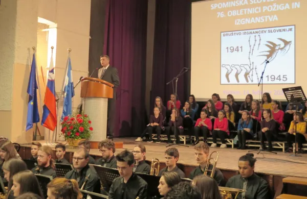 Na prireditvi ob 76. obletnici požiga Komna in okoliških vasi je  kot 
slavnostni govornik spregovoril predsednik republike Borut 
Pahor. Med izgnanci je bila tudi njegova mama. 