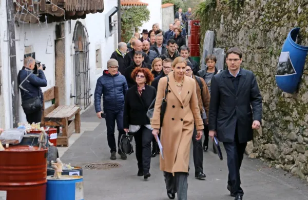 Udeleženci izredne seje s svetniki in županjo Tino Gerbec (v 
ospredju) na čelu se glavnini protestnikov, zbranim na Kontradi, 
deloma ognilo po stranski poti do trga. 