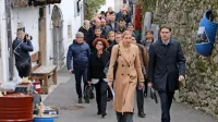 Udeleženci izredne seje s svetniki in županjo Tino Gerbec (v 
ospredju) na čelu se glavnini protestnikov, zbranim na Kontradi, 
deloma ognilo po stranski poti do trga. 