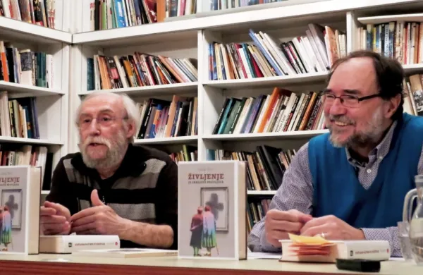 Josip Osti (levo) je knjigo Življenje je srhljiva pravljica predsinočnjim na sedežu Društva slovenskih 
pisateljev v Ljubljani predstavil v družbi Borisa A. Novaka, pesniškega kolega in “brata po izbiri”.  