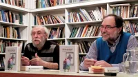 Josip Osti (levo) je knjigo Življenje je srhljiva pravljica predsinočnjim na sedežu Društva slovenskih 
pisateljev v Ljubljani predstavil v družbi Borisa A. Novaka, pesniškega kolega in “brata po izbiri”.  