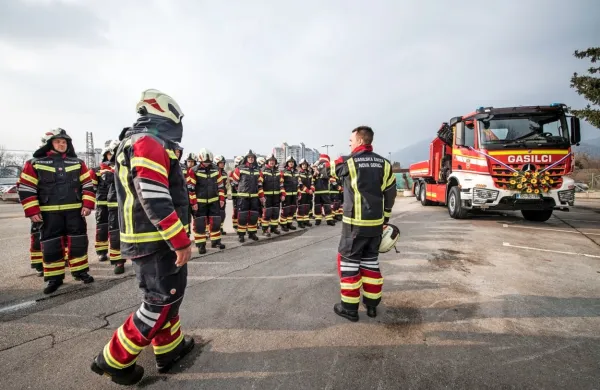 Novogoriški poklicni gasilci imajo novo logistično tovorno vozilo.