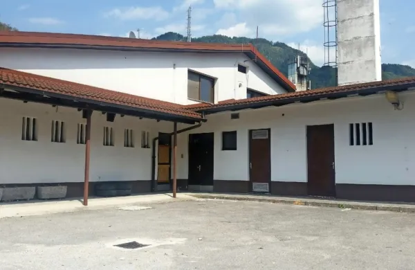 Nekdanja policijska postaja je zdaj skladišče, namesto da bi bile v 
njej postelje za ostarele. 