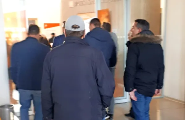 Vse kaže, da se je sprožil požarni alarm. Težavo so v banki kmalu 
odpravili.