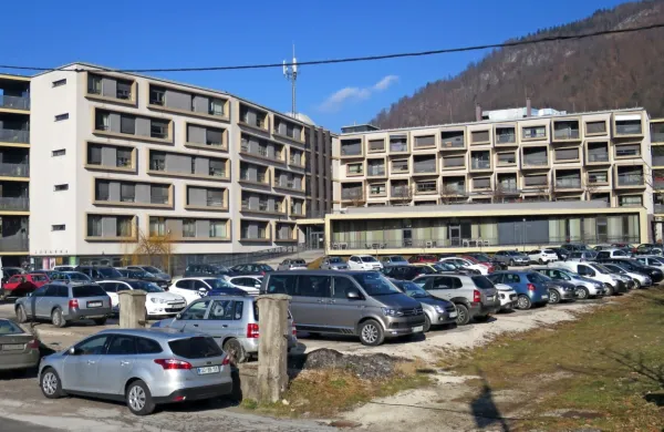 Podeljevalcem zlatega kamna v obrazložitev nagrade ni bilo 
nerodno zapisati, da ima Idrija, ujeta v velik parkirni kaos, 
pametno urejeno parkiranje.