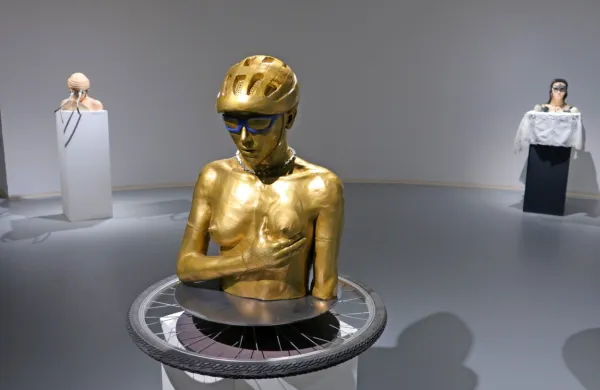  V zlatem izstopa Kolesarka, ob njej pa so v galeriji še   Strelka, Meduza, Šahistka, Bralka ...   