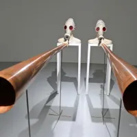  Blowing twins, dvojčici, ki pihata, sta z letnico 2016 najstarejši v ciklu skulptur Glorious Twelfth.   