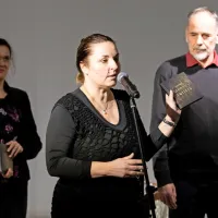 Jožeta Šubica in njegovo delo sta na otvoritvi predstavili doktorica filozofije Mojca Puncer (levo) in 
direktorica Kulturnega doma Nova Gorica Pavla Jarc.