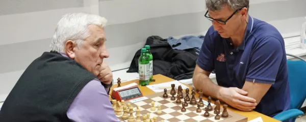 Simen Agdestein (desno) v dvoboju s kasnejšim zmagovalcem 
novogoriškega šahovskega turnirja Zdenkom Kožulom.