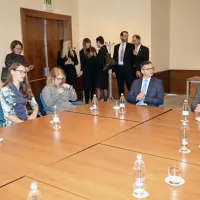 Naj gredo v tujino po izkušnje, a naj jih nato prinesejo domov
