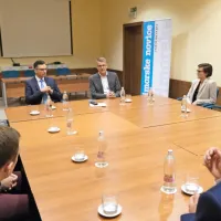 Naj gredo v tujino po izkušnje, a naj jih nato prinesejo domov
