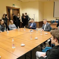 Naj gredo v tujino po izkušnje, a naj jih nato prinesejo domov
