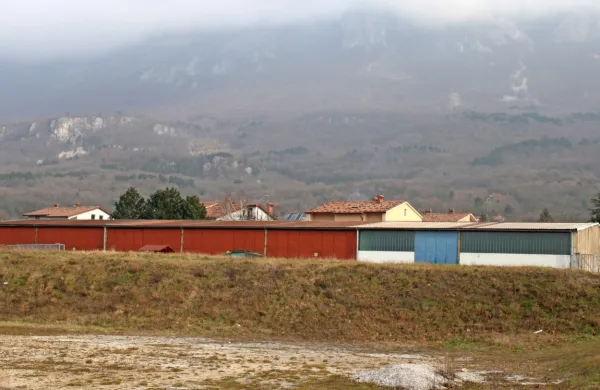 Drsališče zasebnega podjetja: javni interes ali klientelizem?