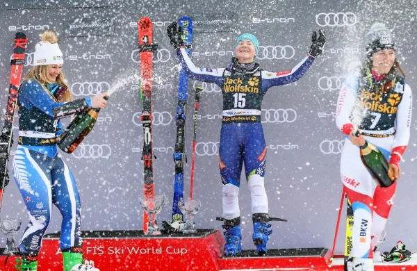 Najboljše veleslalomistke - z leve Novozelandka Alice Robinson, v 
sredini Slovenka Meta Hrovat, desno pa     Slovakinja Petra Vlhova. 
Na fotografiji manjka Švicarka Wendy Holdener. 