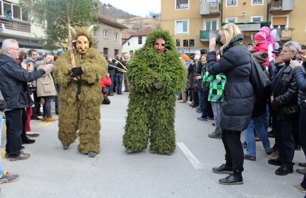 Nekatere kostume je treba vsako leto narediti znova. Kostum pusta (levo) tehta kar 80 kilogramov. 