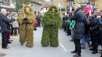 Nekatere kostume je treba vsako leto narediti znova. Kostum pusta (levo) tehta kar 80 kilogramov. 