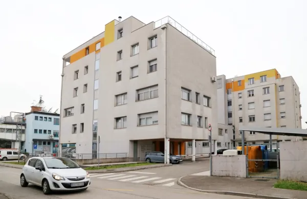 Za jutri dopoldne so razpisane tri javne dražbe za prodajo 
premoženja družbe Morca - v stečaju  v objektu na Bidovčevi.