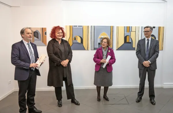 

Z  leve:  predsednik Italijanske unije Maurizio Tremul, avtorica 
razstave Fulvia Zudič,  predstavnica tržaške univerze Francesca 
Adelaide Garufi  in poslanec italijanske manjšine v državnem zboru 
Felice Žiža. 