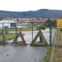Strokovnjak izpostavlja, da bi karantene morali urediti v strogo 
varovanih objektih vojašnic.   