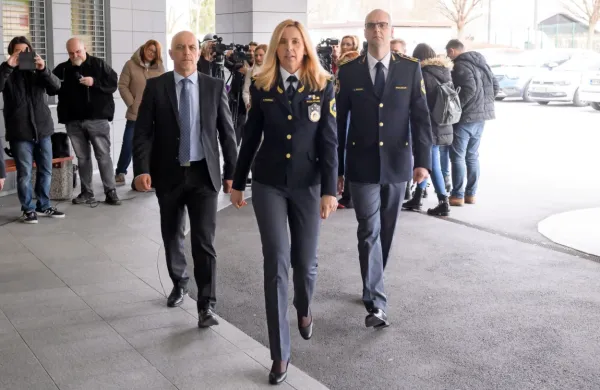 Generalna direktorica policije Tatjana Bobnar je danes ponovno 
zagotovila, da ne bo popustila političnim pritiskom.