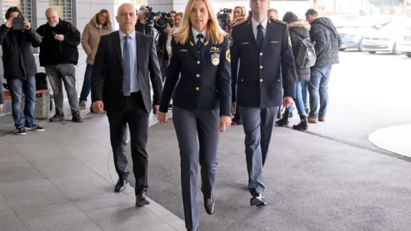 Generalna direktorica policije Tatjana Bobnar je danes ponovno 
zagotovila, da ne bo popustila političnim pritiskom.