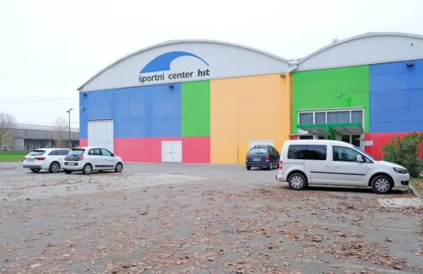 Postopki prodaje se vlečejo, a vrata centra naj bi za športnike in 
organizatorje prireditev ostala odprta.  