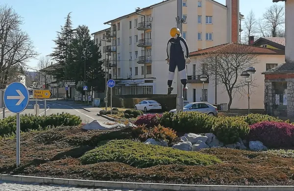  Značilni obešeni pusti na Bistriškem opozarjajo, da je prišel čas za 
pust.