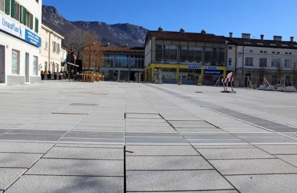 Občina bo kompleks nekdanje blagovnice energetsko sanirala in 
prenovila za potrebe občinskega središča. 