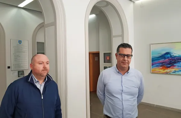 Vršilec dolžnosti direktorja Marjetice Koper Davor Briševac, ki se je 
pridružil županu Alešu Bržanu pri izjavi za javnost, je ob 13. uri že 
odhotel na prva pogajanja s predstavniki delavcev Marjetice. 