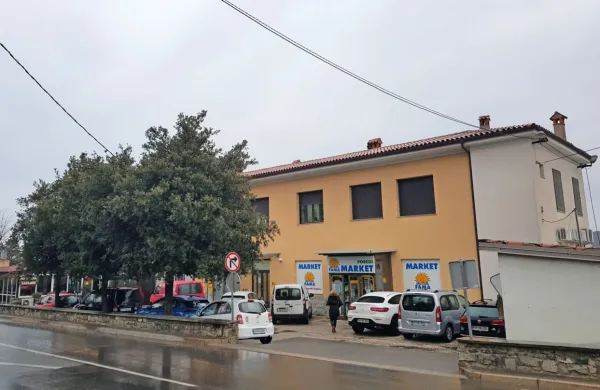 Podružnično lekarno Obalnih lekarn nameravajo  umestiti v prizidek  zadružnega doma. 