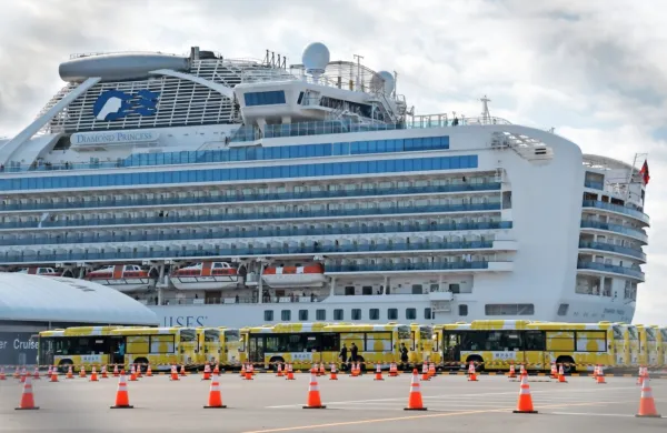 Včeraj se je  začel postopek izkrcavanja potnikov z ladje Diamond 
Princess, ki imajo  potrdilo o negativnem izvidu glede okužbe s tem 
koronavirusom.