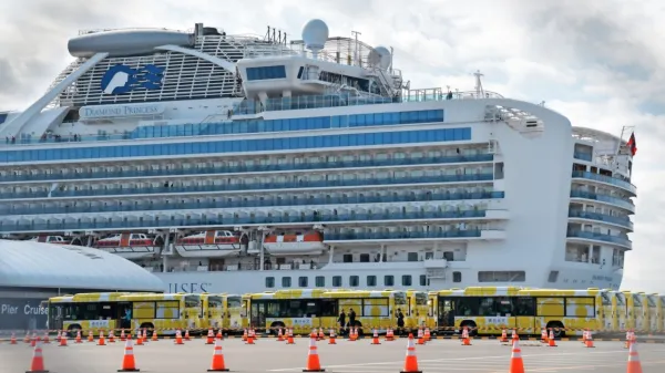 Včeraj se je  začel postopek izkrcavanja potnikov z ladje Diamond 
Princess, ki imajo  potrdilo o negativnem izvidu glede okužbe s tem 
koronavirusom.