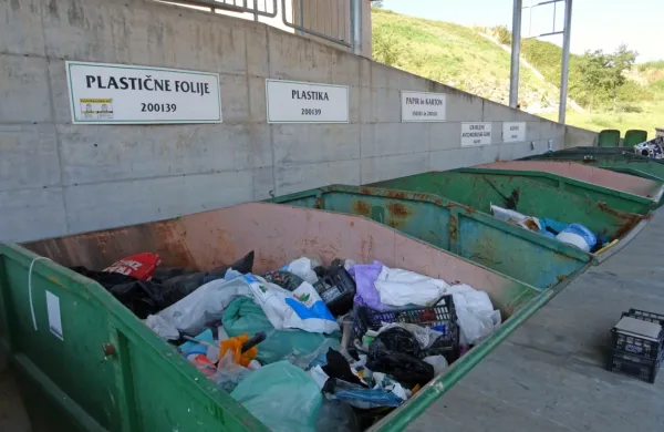   Komunalna podjetja morajo plačevati višje cene, da prevzemne 
družbe odpeljejo odpadke, kar viša tudi zneske na položnicah. 