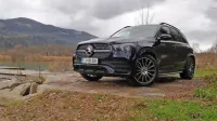 GLE je predstavnik visokega razreda in temu primerno je visoka 
tudi cena. Kdor si ga lahko privošči, bo z njim sproščeno, udobno 
in varno potoval na daljše razdalje.