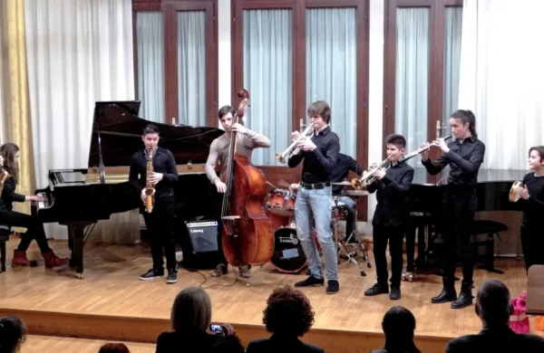 

Zlatonagrajeni s  tekmovanja TEMSIG 2016 Jazz Kombo GŠ Postojna na zaključnem koncertu primorskih nagrajencev na GŠ Koper.