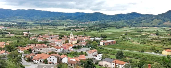 Vrhpolje je bilo prizorišče dogodka, ki ga italijanski pisatelj v svoji 
knjigi predstavlja kot edinstvenega in hkrati univerzalnega.