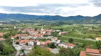 Vrhpolje je bilo prizorišče dogodka, ki ga italijanski pisatelj v svoji 
knjigi predstavlja kot edinstvenega in hkrati univerzalnega.