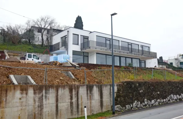 Vojna zakoncev Jelinčič: Moniki ni treba vrniti 600 tisoč evrov