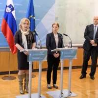 Postopke vračanja slovenskih državljanov z ladje Diamond Princess so včeraj pojasnjevali (z leve) državna sekretarka na ministrstvu za zdravje Simona Repar Bornšek, Maja Sočan iz NIJZ in 
Andrej Šter z zunanjega ministrstva.