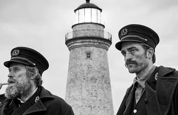 Dva moška, svetilničar in njegov vajenec - Willem Dafoe (levo) in 
Robert Pattinson - morata štiri tedne preživeti na odročnem 
severnoatlantskem otoku in kljubovati (nad)naravnim silam.