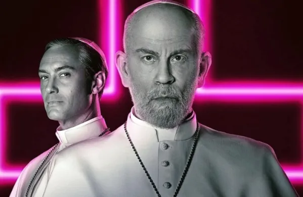 Kdo je boljši papež? Lenny Bellardo (Jude Law) ali John Brannox 
(John Malkovich, v ospredju)? (Foto vir: Wildside/Sky Italia/Haut 
et Court TV/Home Box Office, Inc./Mediapro 2019)