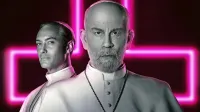 Kdo je boljši papež? Lenny Bellardo (Jude Law) ali John Brannox 
(John Malkovich, v ospredju)? (Foto vir: Wildside/Sky Italia/Haut 
et Court TV/Home Box Office, Inc./Mediapro 2019)