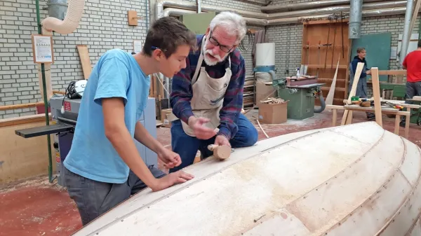 Dijaki Srednje gozdarske in lesarske šole v Postojni so pozorno 
prisluhnili  nasvetom mojstra Archa Davisa.