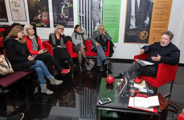 Ace Mermolja je koprskim ljubiteljem poezije pripovedoval o 
vprašanjih, s katerimi se ukvarja v svoji zadnji pesniški zbirki Čivk 
duše.