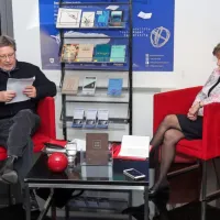 Ace Mermolja z gostiteljico Pogovorov o branju Jasno Čebron